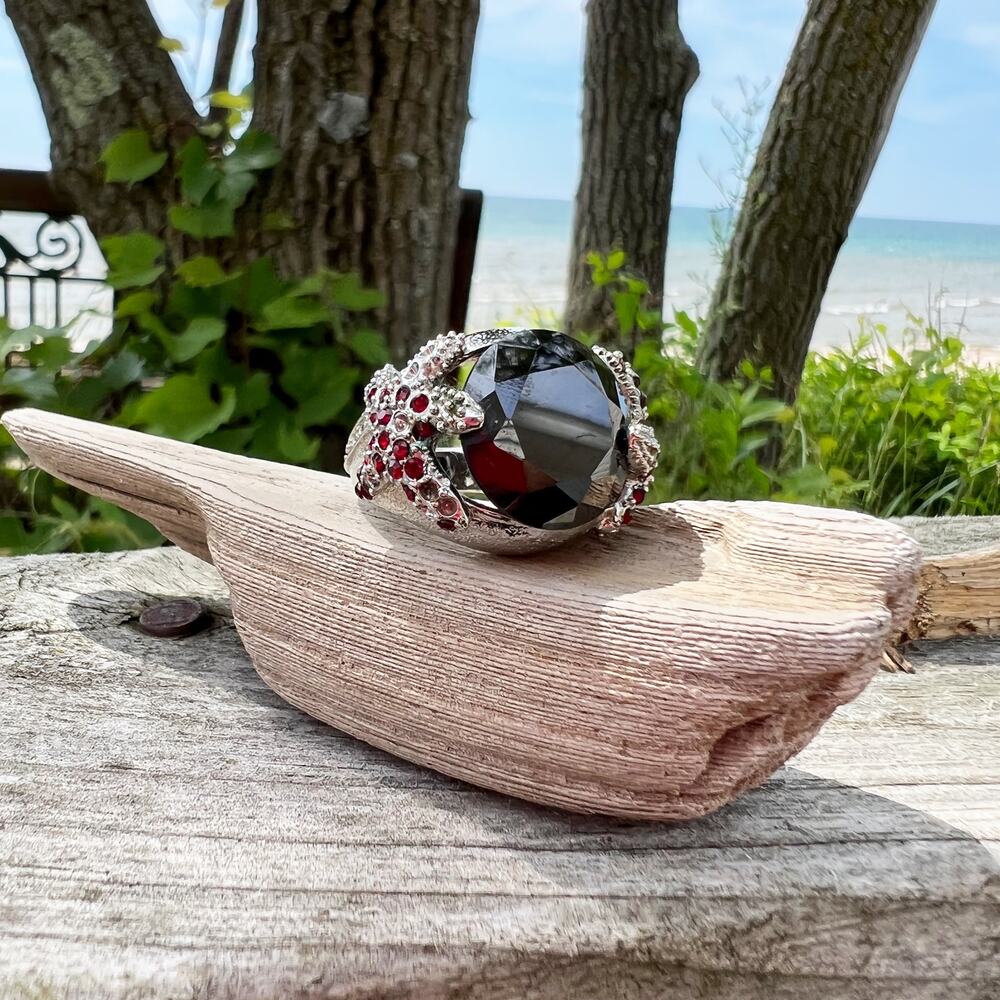 Nautical starfish rhinestone statement silver ring black stone red accents 8 1/2